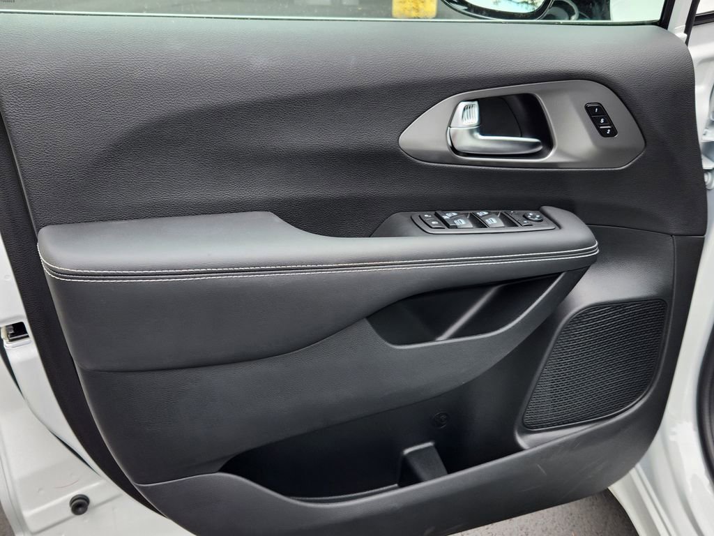 New 2026 Chrysler Pacifica Select image 6