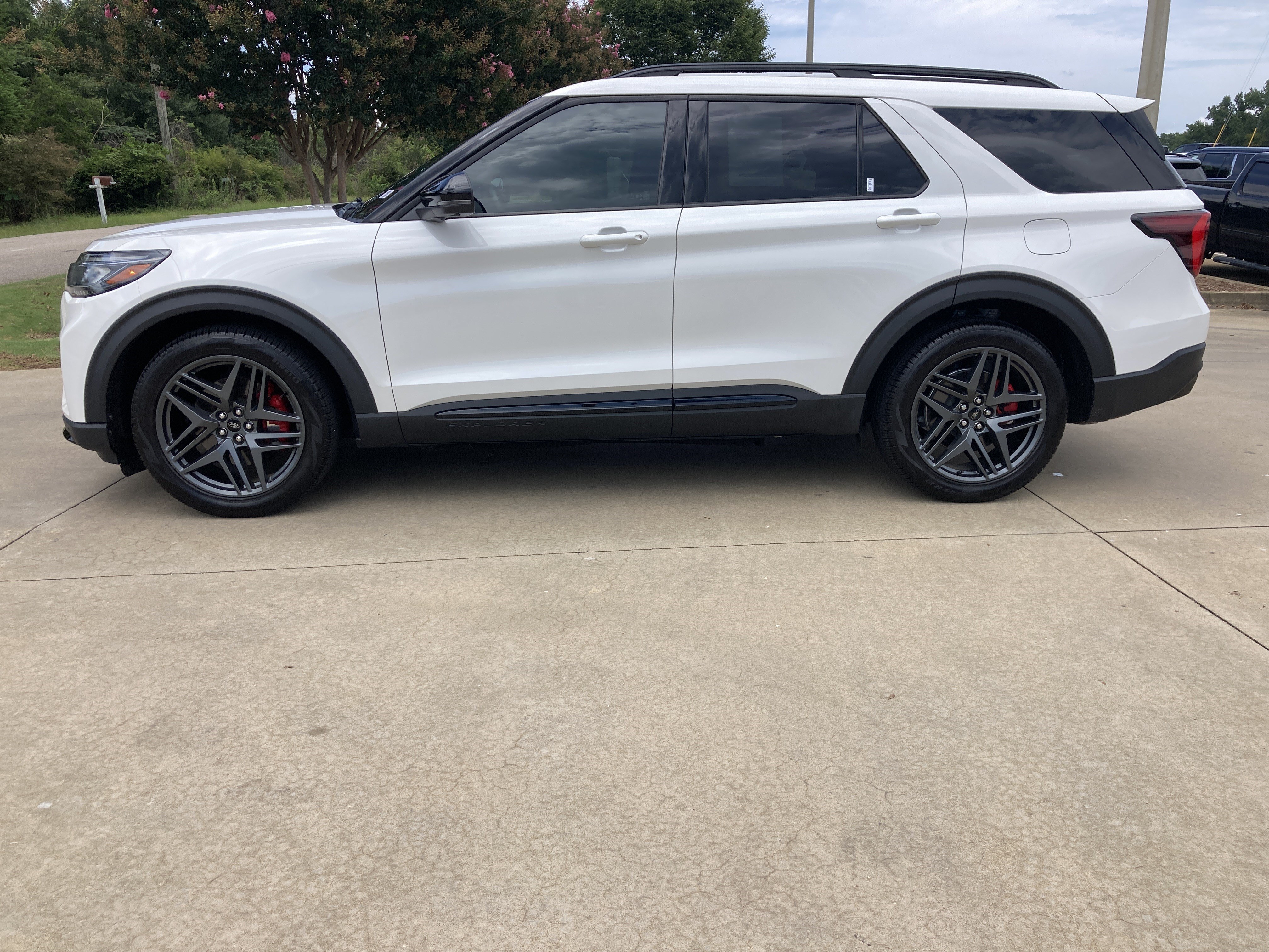 Used 2025 Ford Explorer ST AWD/4WD image 11