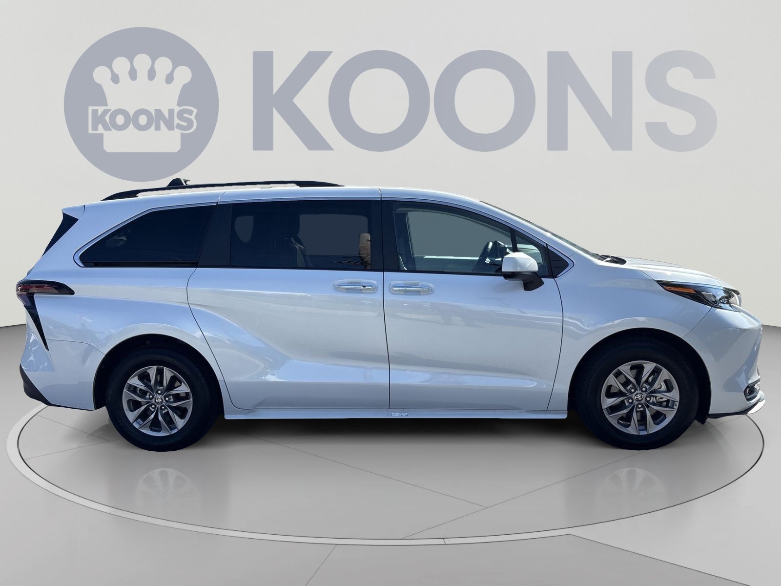 Used 2025 Toyota Sienna XLE AWD/4WD image 8