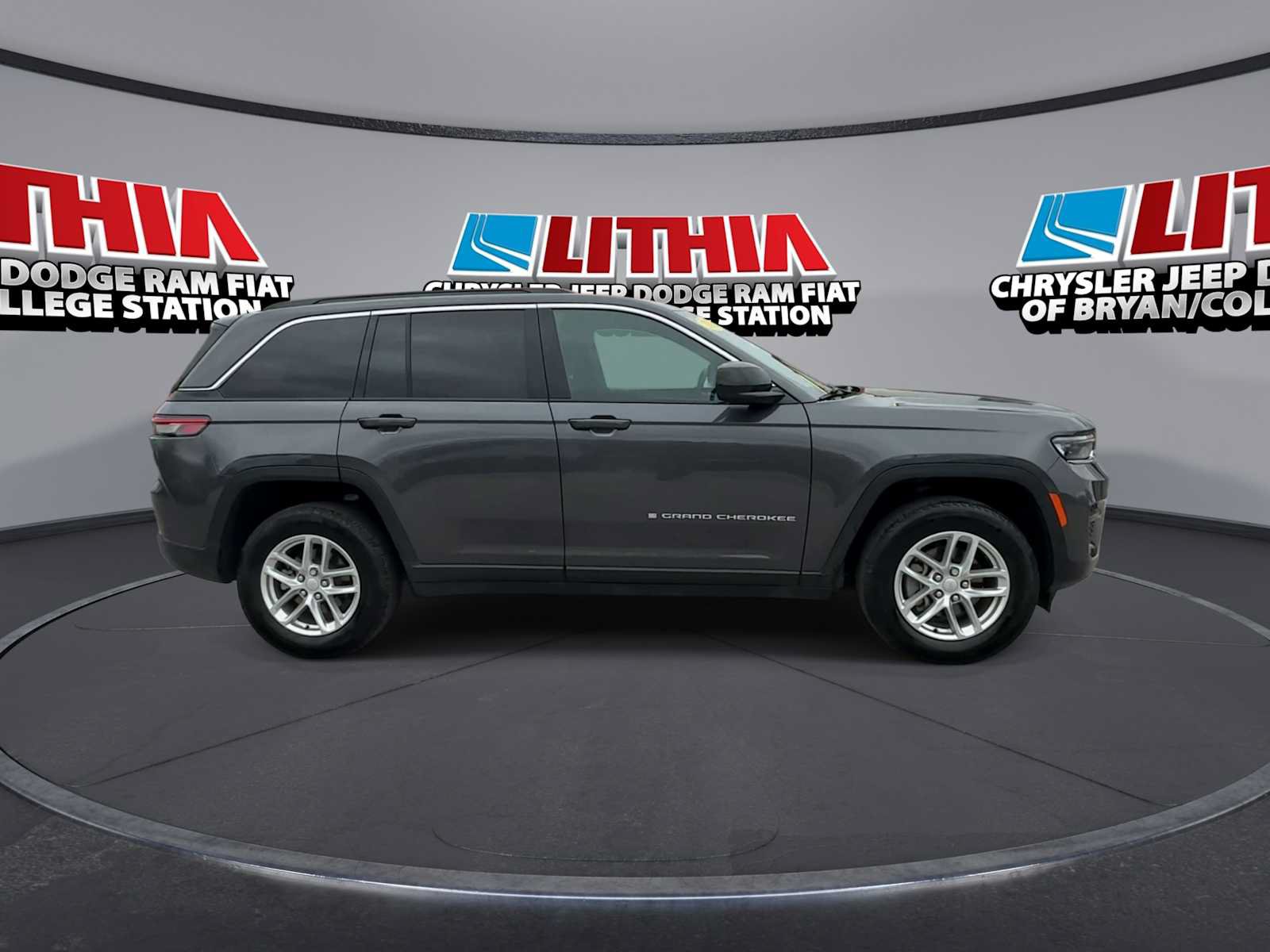 Used 2024 Jeep Grand Cherokee Laredo X w/ Trailer Tow Package AWD/4WD image 9