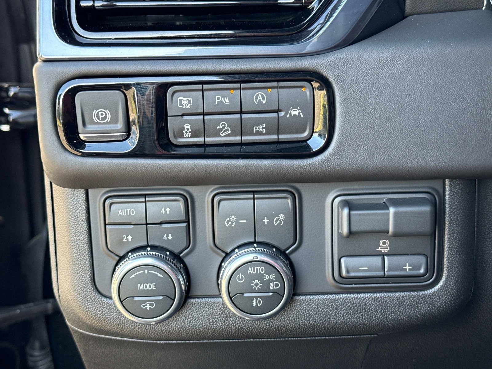 Used 2026 GMC Yukon XL AT4 Ultimate w/ LPO, Floor Liner Package AWD/4WD image 34