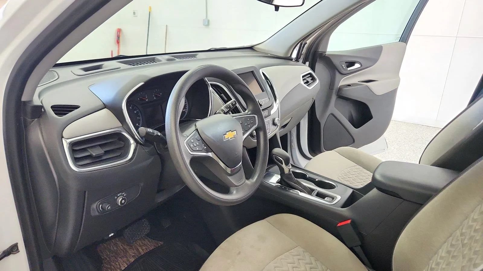 Used 2024 Chevrolet Equinox LS w/ Driver Confidence II Package FWD image 14