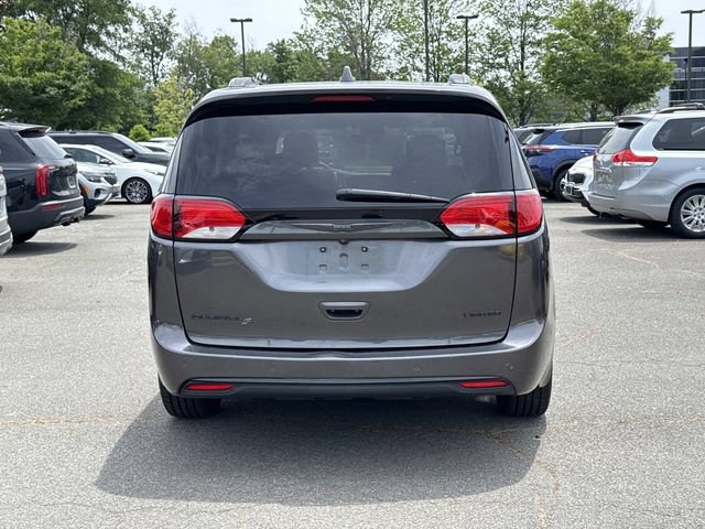 Used 2018 Chrysler Pacifica Limited w/ Advanced Safetytec Group FWD image 3