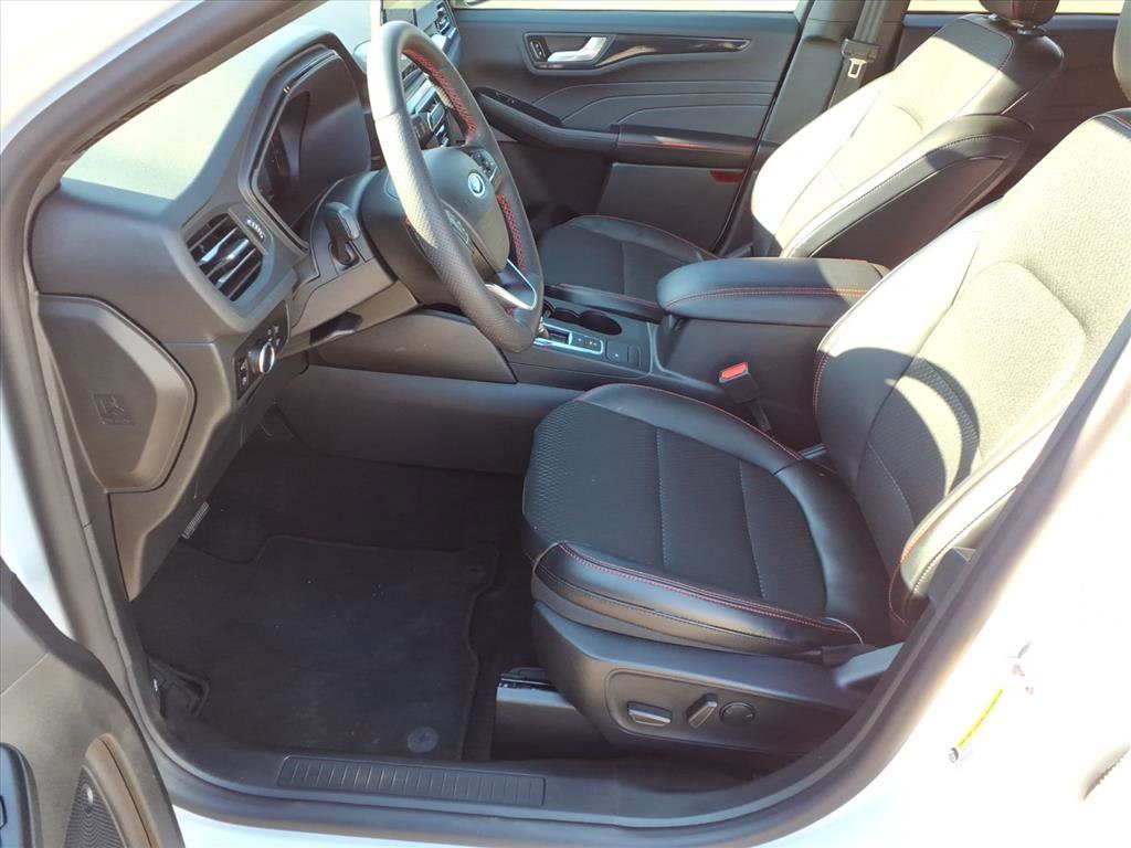 Used 2025 Ford Escape ST-Line w/ Equipment Group 301A image 5