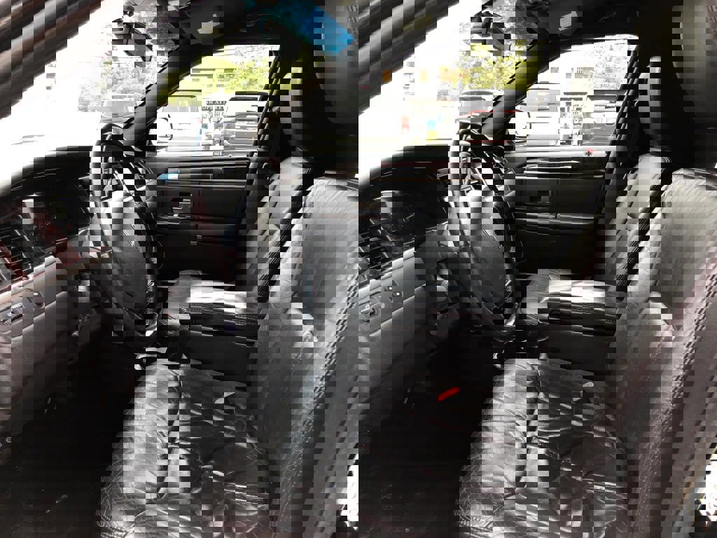 Used 2011 Lincoln Town Car Executive image 18