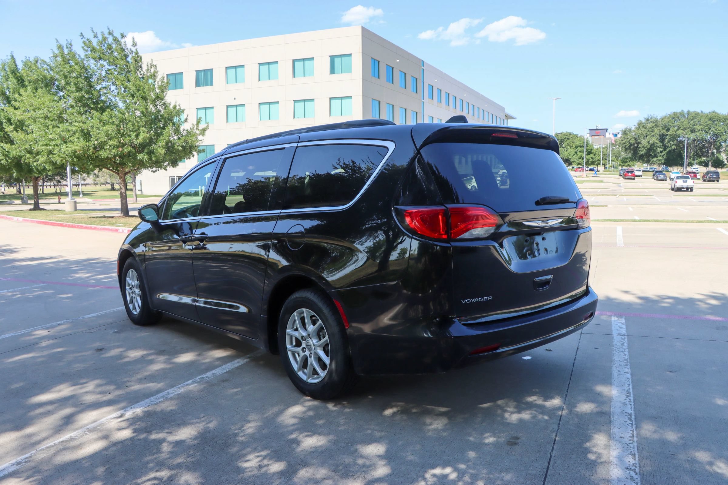 Used 2021 Chrysler Voyager Lxi FWD image 5