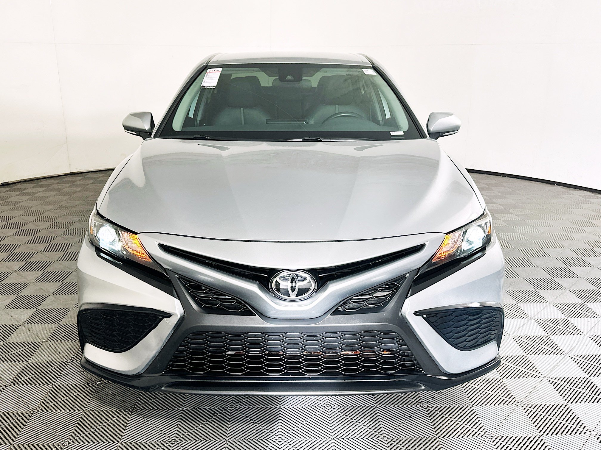 Used 2023 Toyota Camry SE FWD image 8