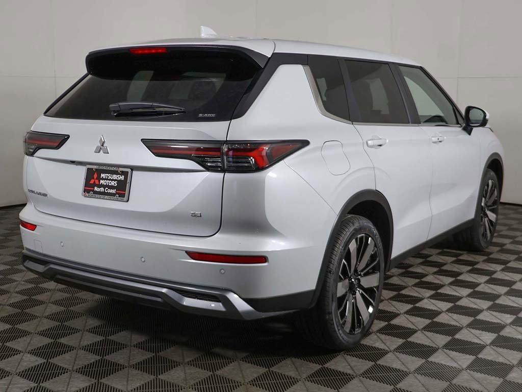 New 2025 Mitsubishi Outlander SE image 11
