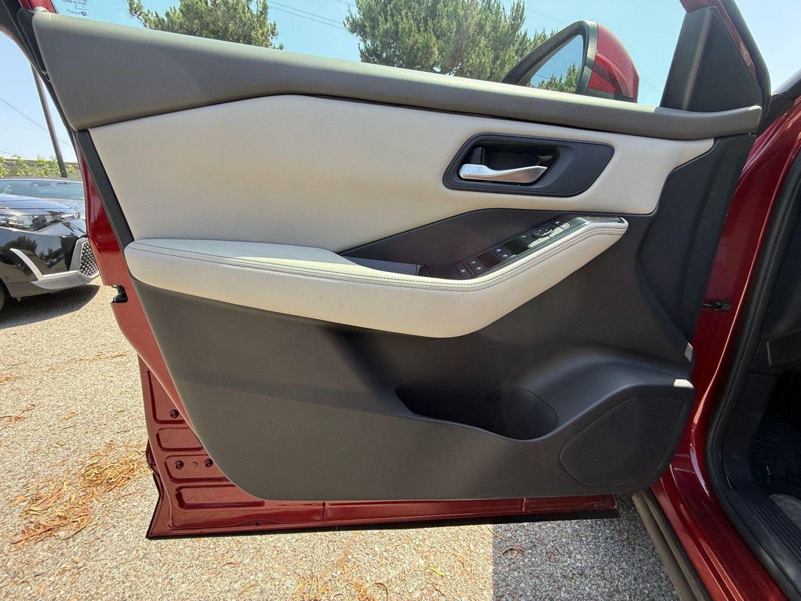 Used 2025 Nissan Rogue SV FWD image 18