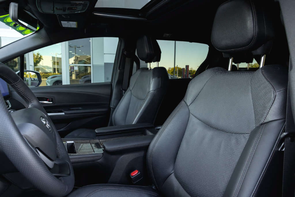 Certified 2025 Toyota Sienna Platinum AWD/4WD image 11