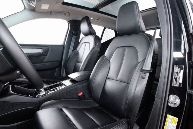 Certified 2025 Volvo XC40 B5 Plus image 21