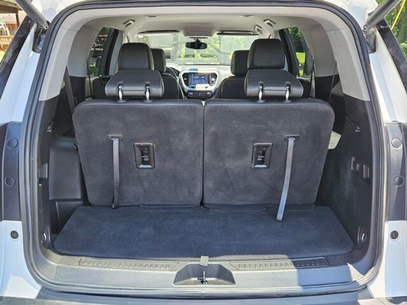 Used 2023 GMC Acadia SLT w/ Elevation Edition image 14