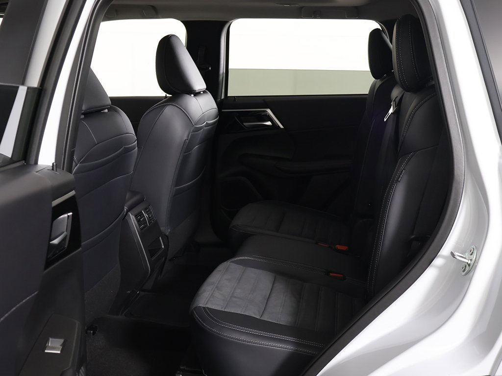 New 2025 Mitsubishi Outlander SE image 34