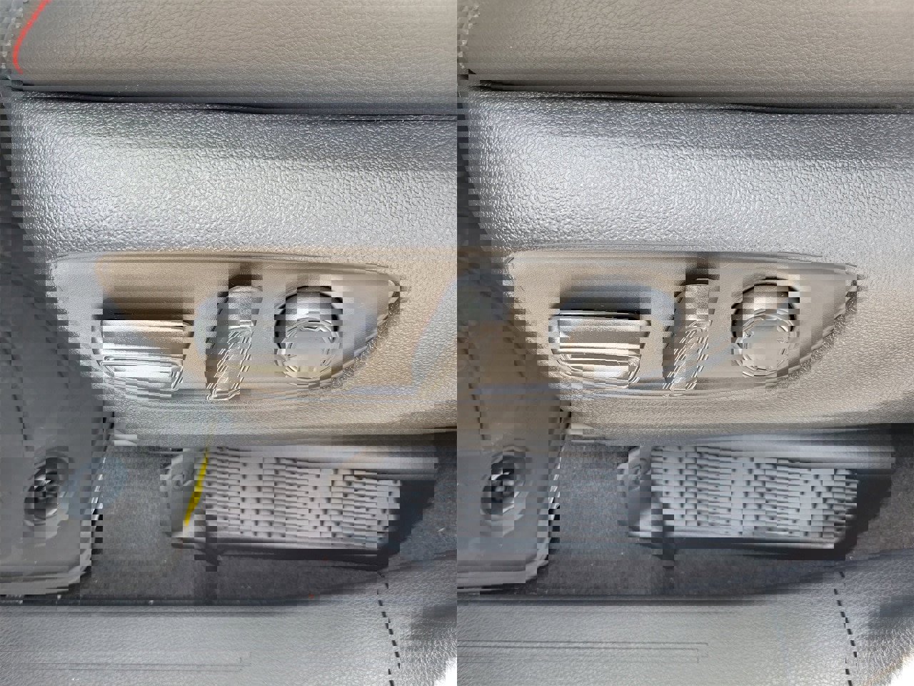 Used 2025 Toyota Sienna XSE w/ XSE Plus Package image 18