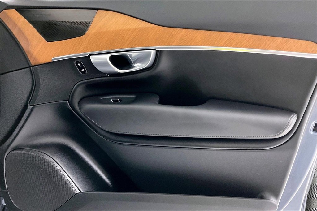 Used 2024 Volvo XC90 B6 Plus image 23