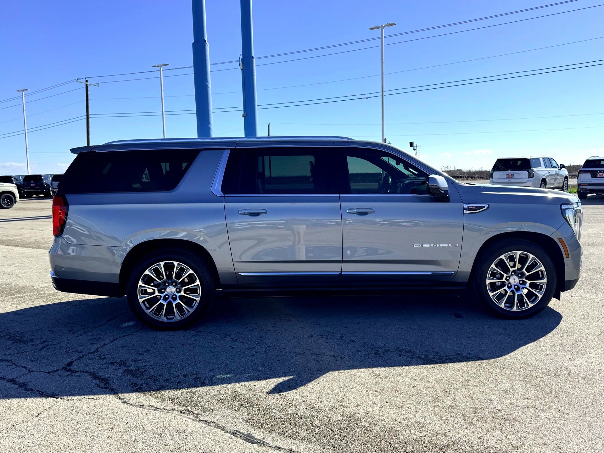 Used 2025 GMC Yukon XL Denali w/ Denali Reserve Package image 5