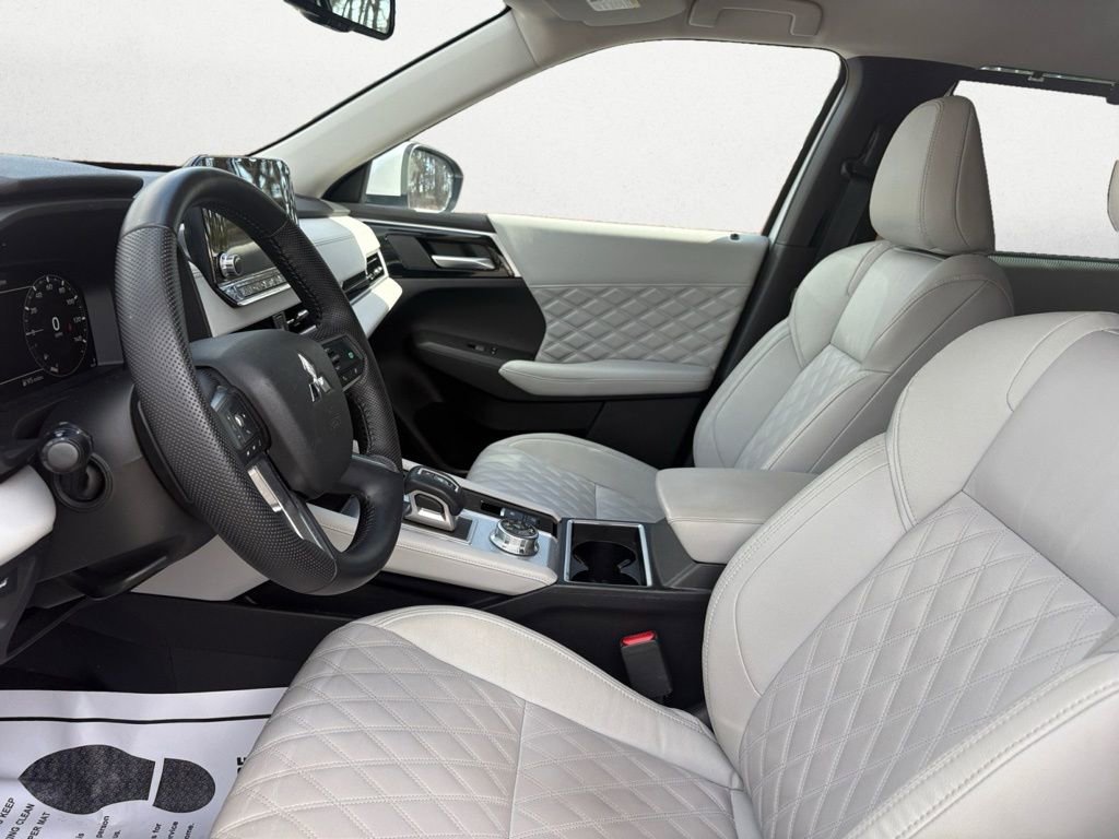 Used 2023 Mitsubishi Outlander AWD image 12