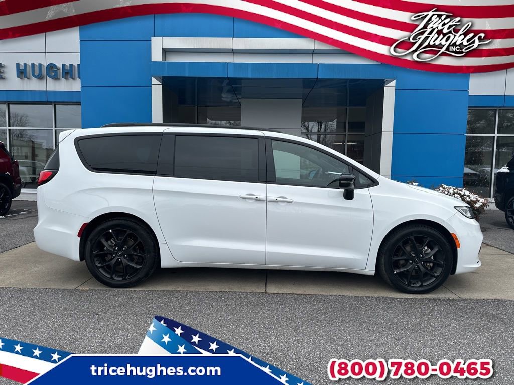 Used 2025 Chrysler Pacifica Limited image 1