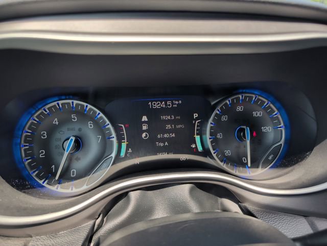 Used 2025 Chrysler Pacifica Select FWD image 18