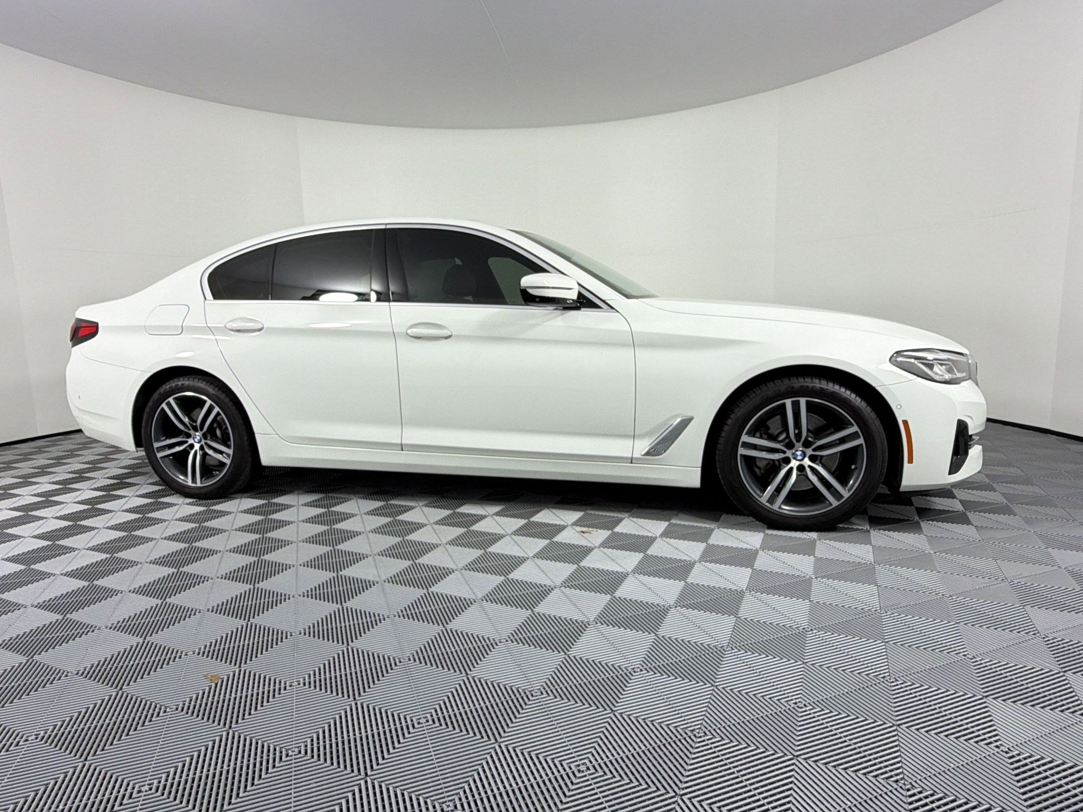 Used 2021 BMW 530i w/ Premium Package RWD image 11