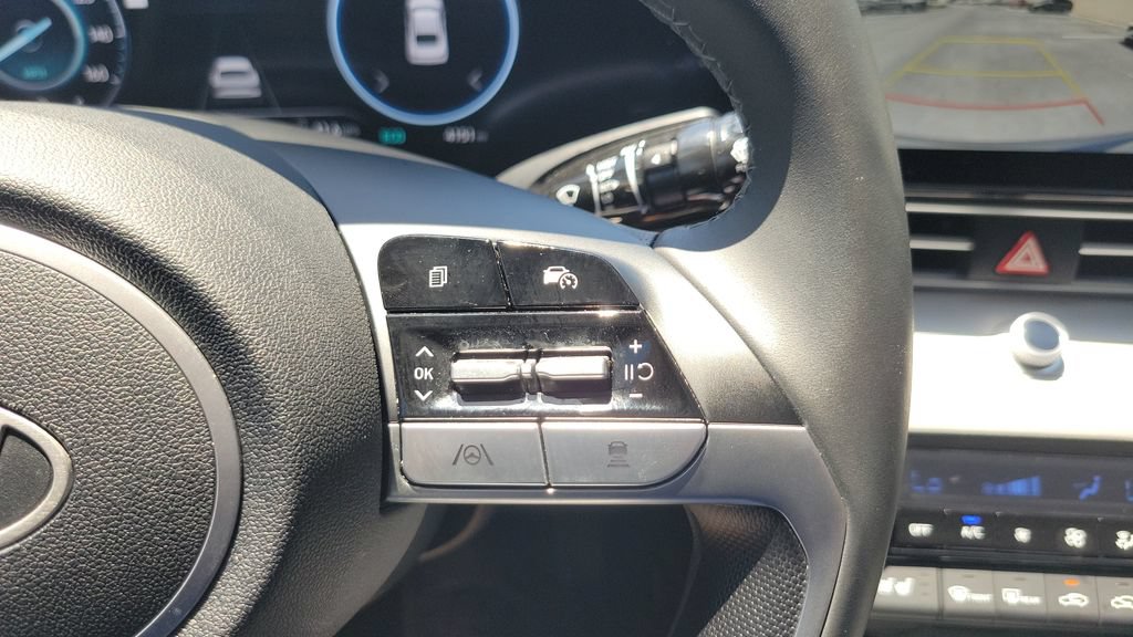 Certified 2025 Hyundai Elantra Limited FWD image 22