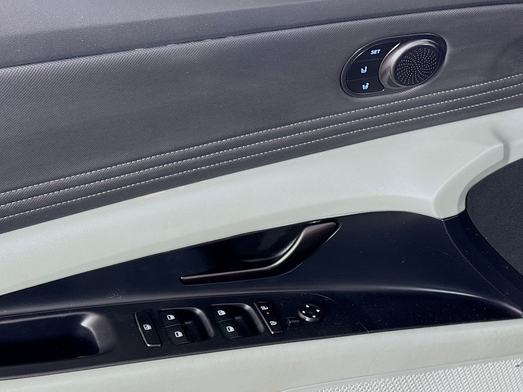 Used 2024 Hyundai Elantra Limited image 24