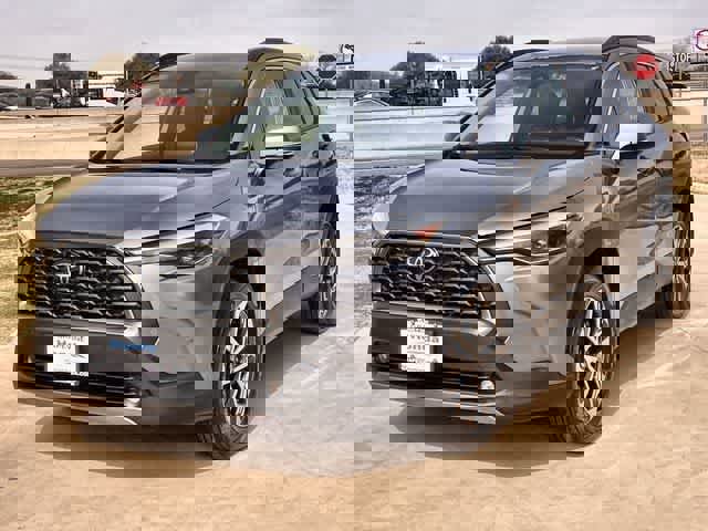 Used 2022 Toyota Corolla Cross XLE image 2