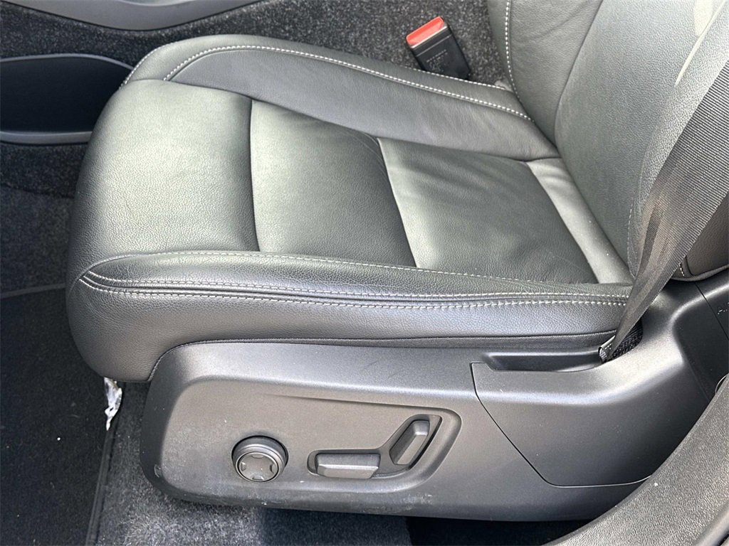 Used 2025 Volvo XC40 B5 Core image 18