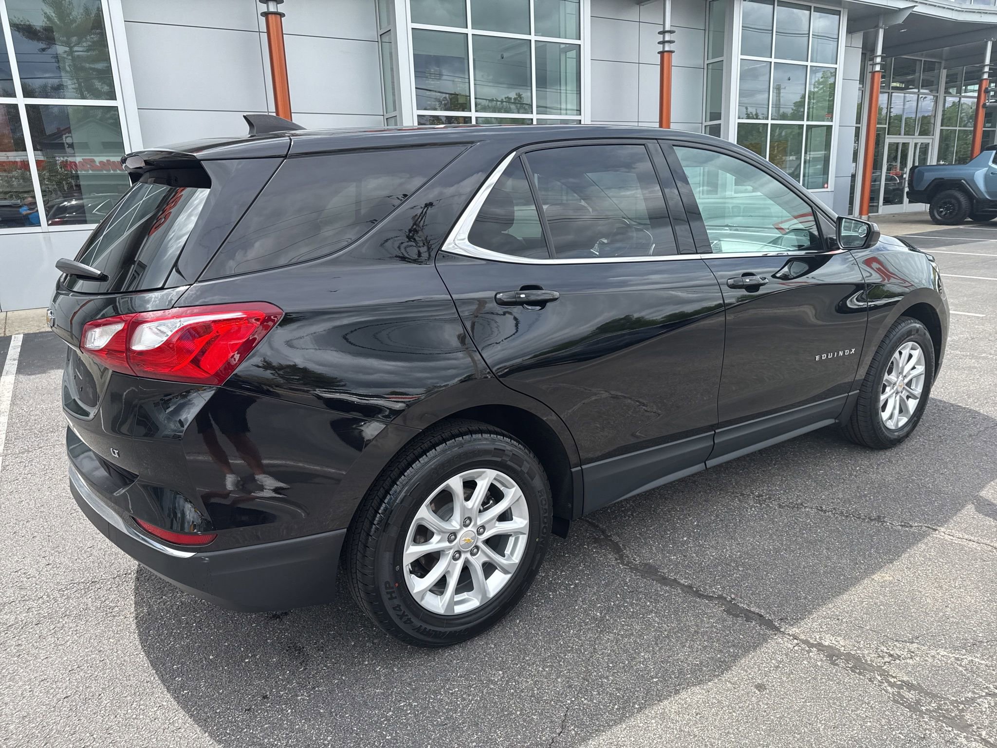 Used 2019 Chevrolet Equinox LT image 2