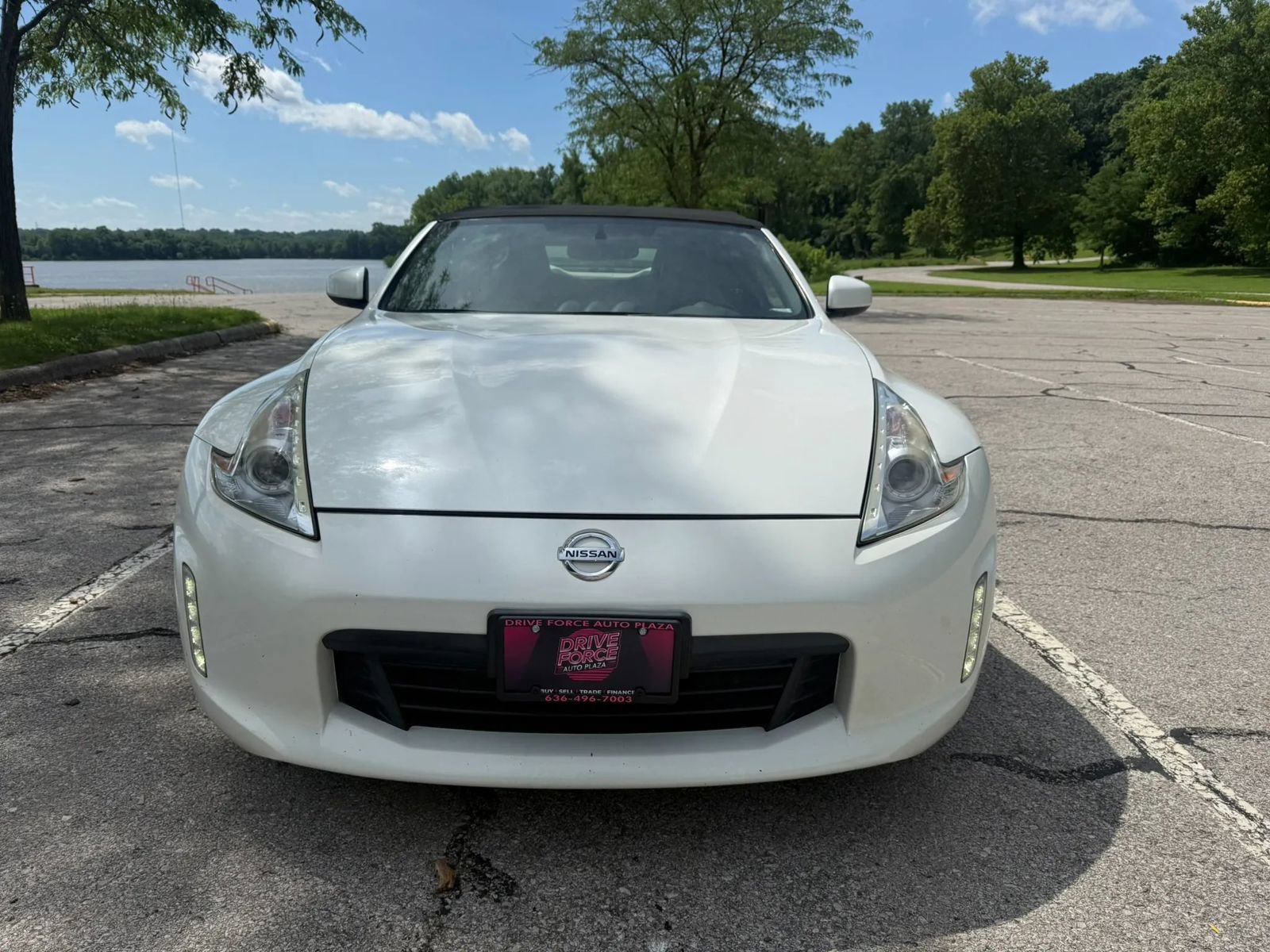 Used 2017 Nissan 370Z Touring RWD image 2