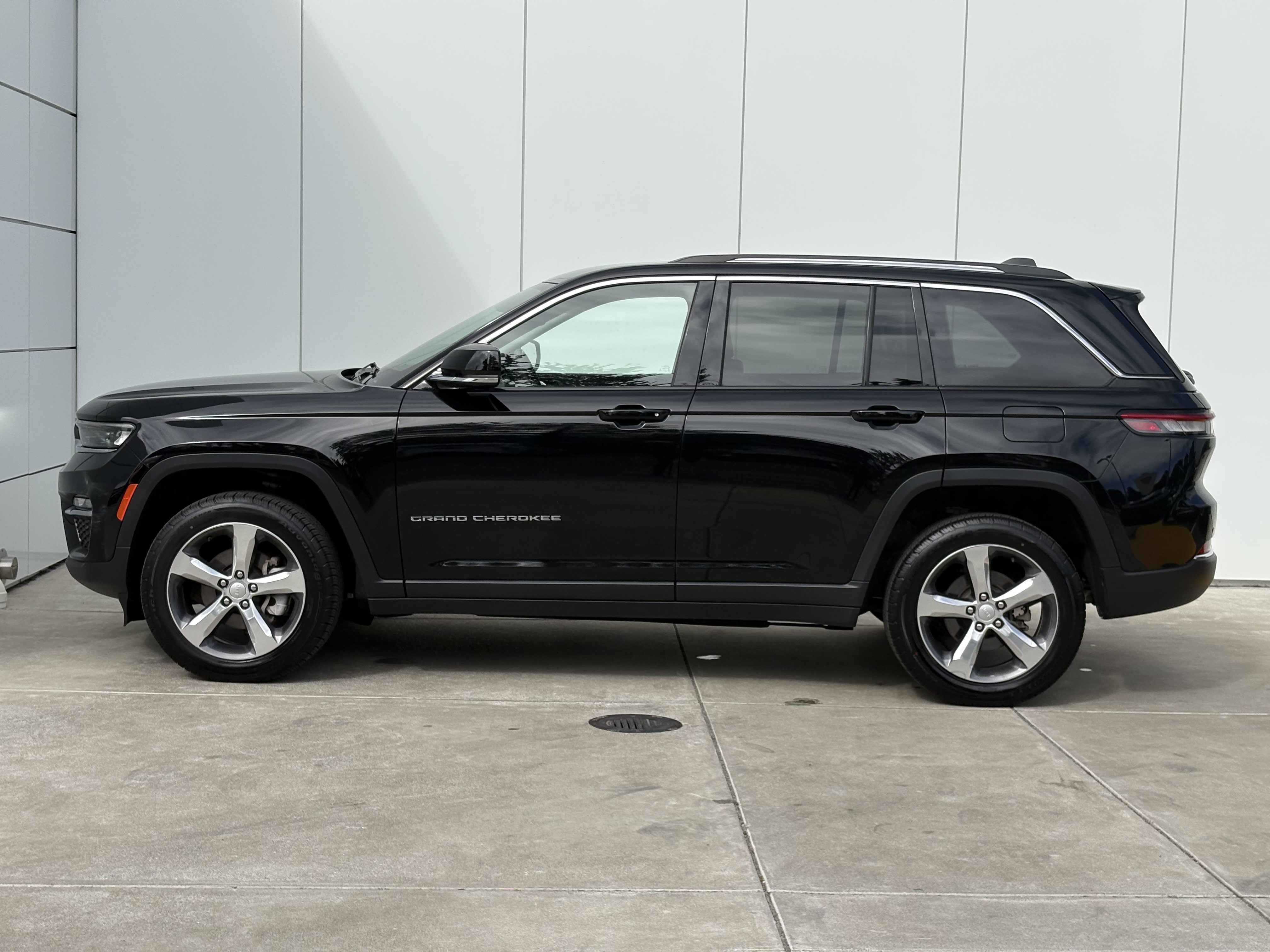 Used 2022 Jeep Grand Cherokee Limited AWD/4WD image 4
