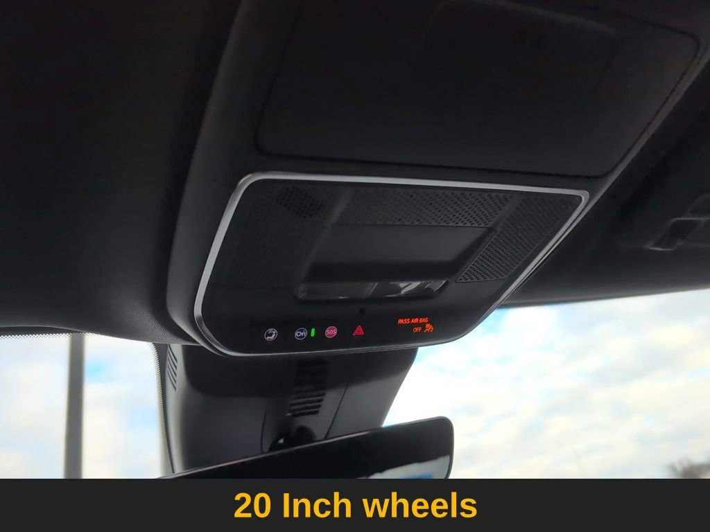 Used 2025 Chevrolet Traverse RS image 23