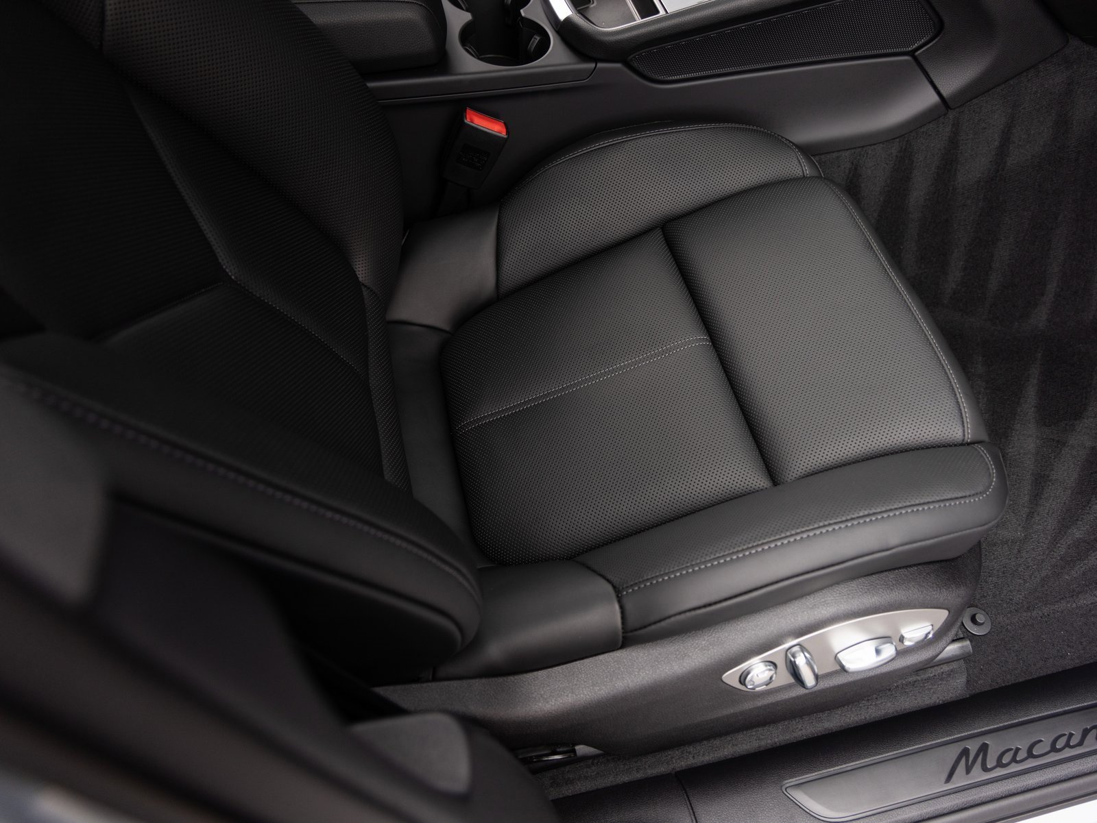 Certified 2026 Porsche Macan image 33