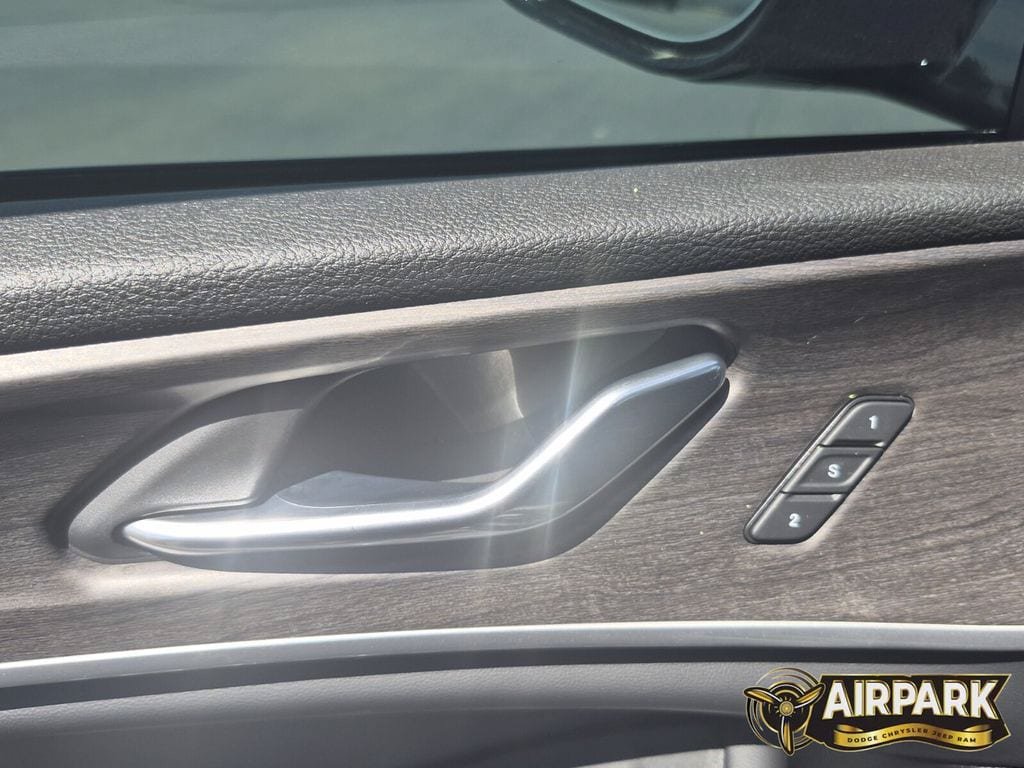New 2025 Jeep Grand Cherokee Limited w/ Luxury Tech Group II RWD image 11