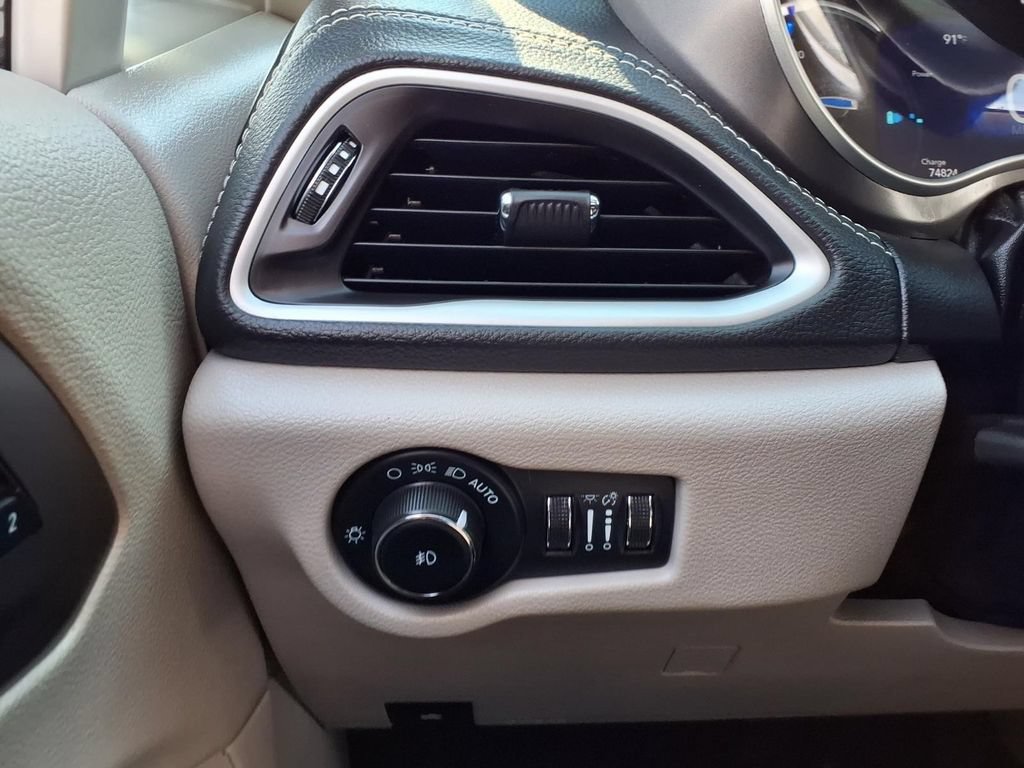 Used 2024 Chrysler Pacifica Limited FWD image 18