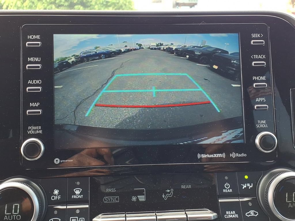 Used 2021 Toyota Highlander LE AWD/4WD image 9