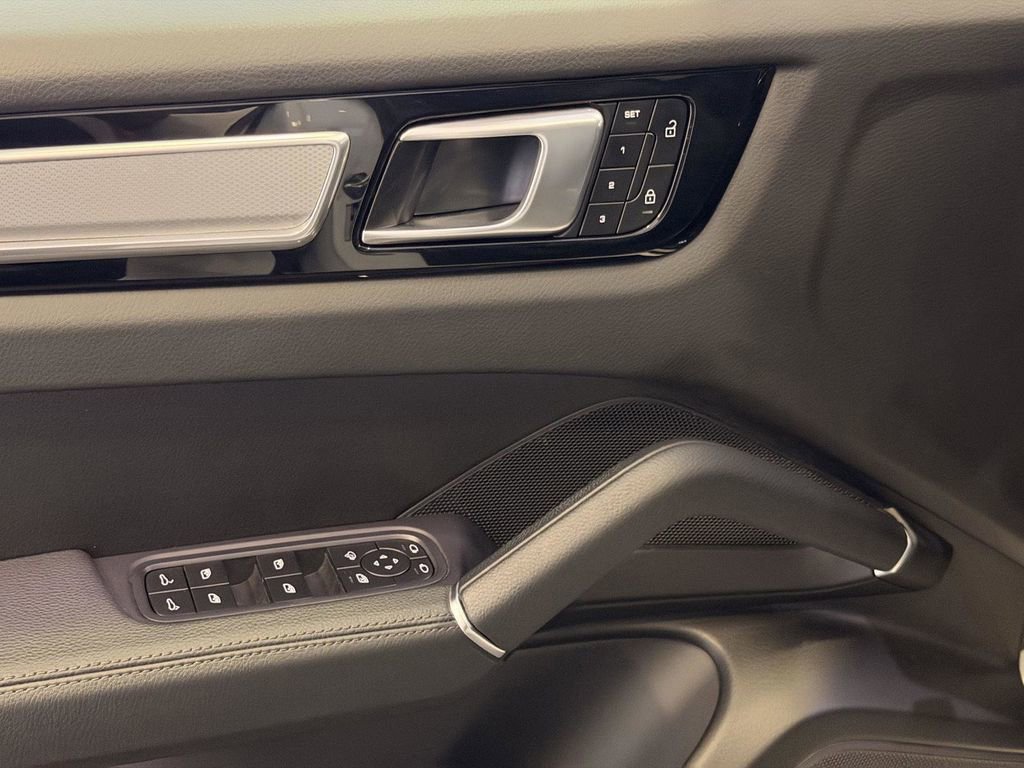 Certified 2023 Porsche Cayenne Coupe AWD/4WD image 13