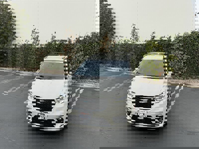 Used 2021 Chrysler Pacifica Touring-L image 2