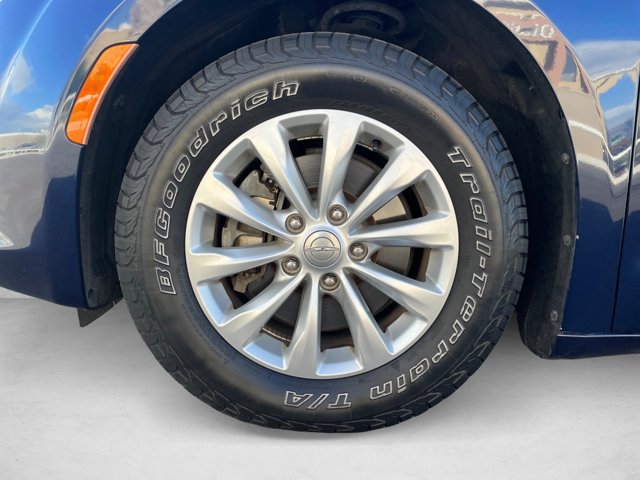 Used 2017 Chrysler Pacifica Touring-L FWD image 24