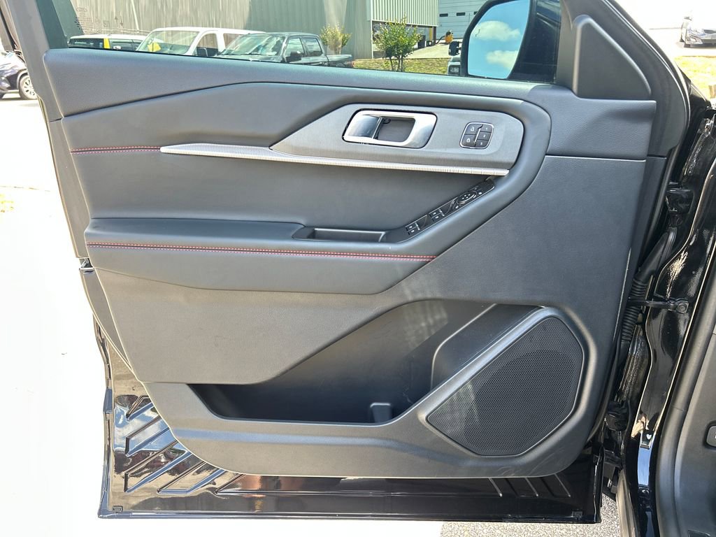 Used 2025 Ford Explorer ST image 9