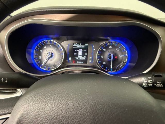 Used 2018 Chrysler Pacifica L FWD image 19