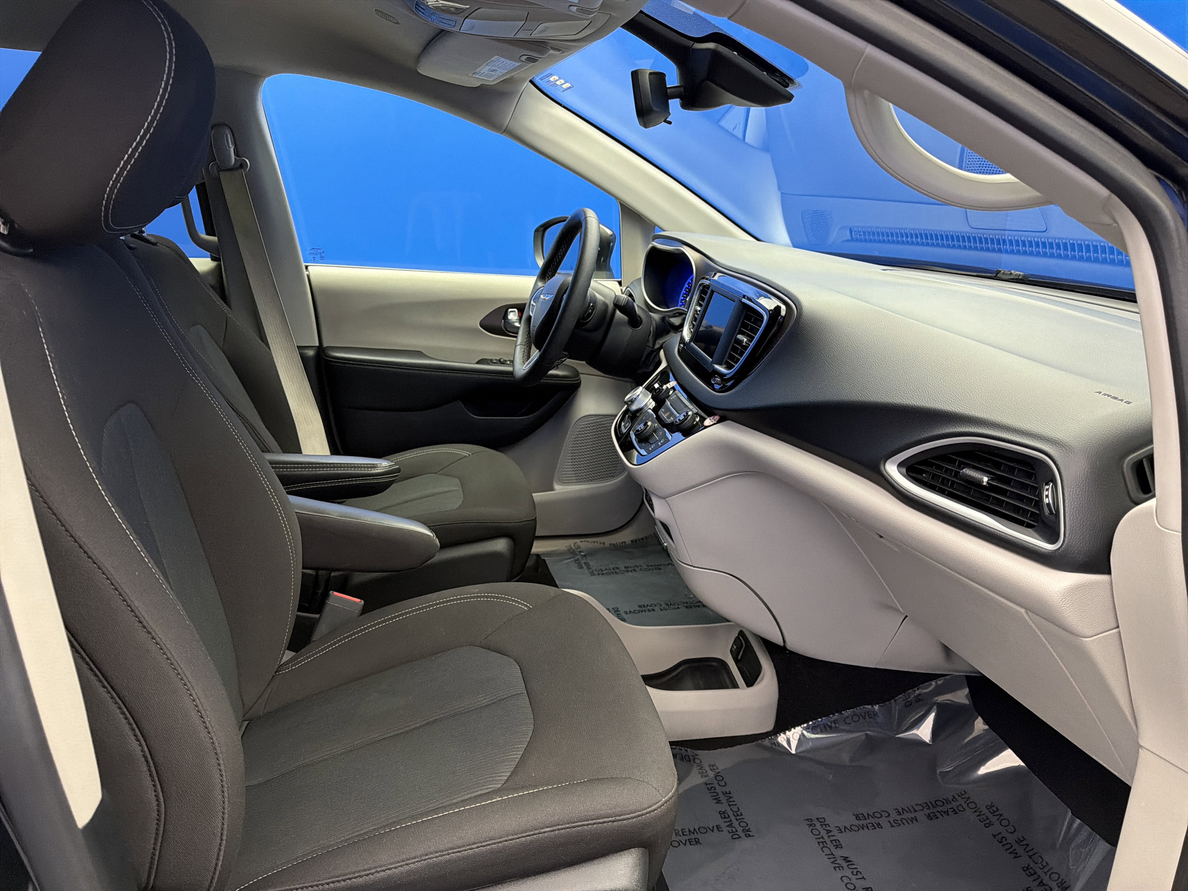 Used 2023 Chrysler Voyager LX image 24