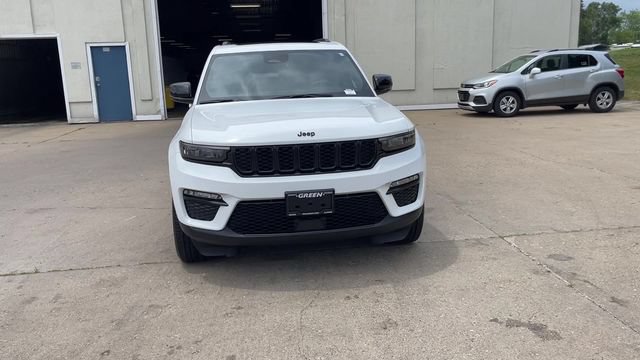 Used 2024 Jeep Grand Cherokee Limited w/ Black Appearance Package AWD/4WD image 3