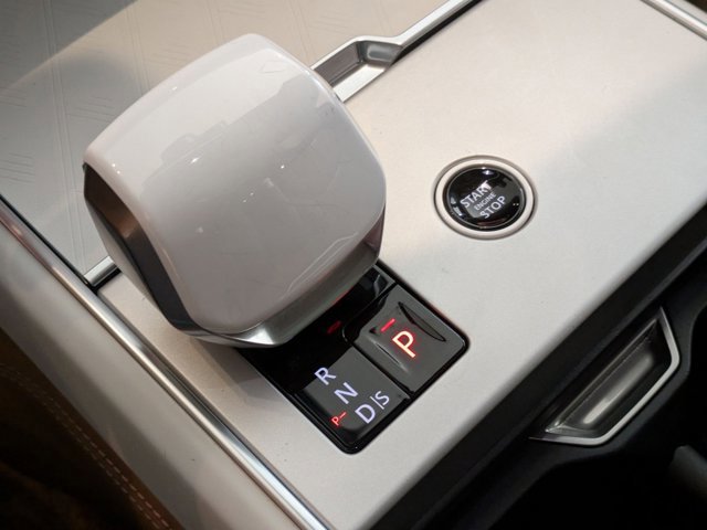 Used 2025 Land Rover Range Rover SV image 12