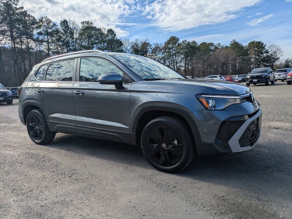 New 2026 Volkswagen Taos SE image 2