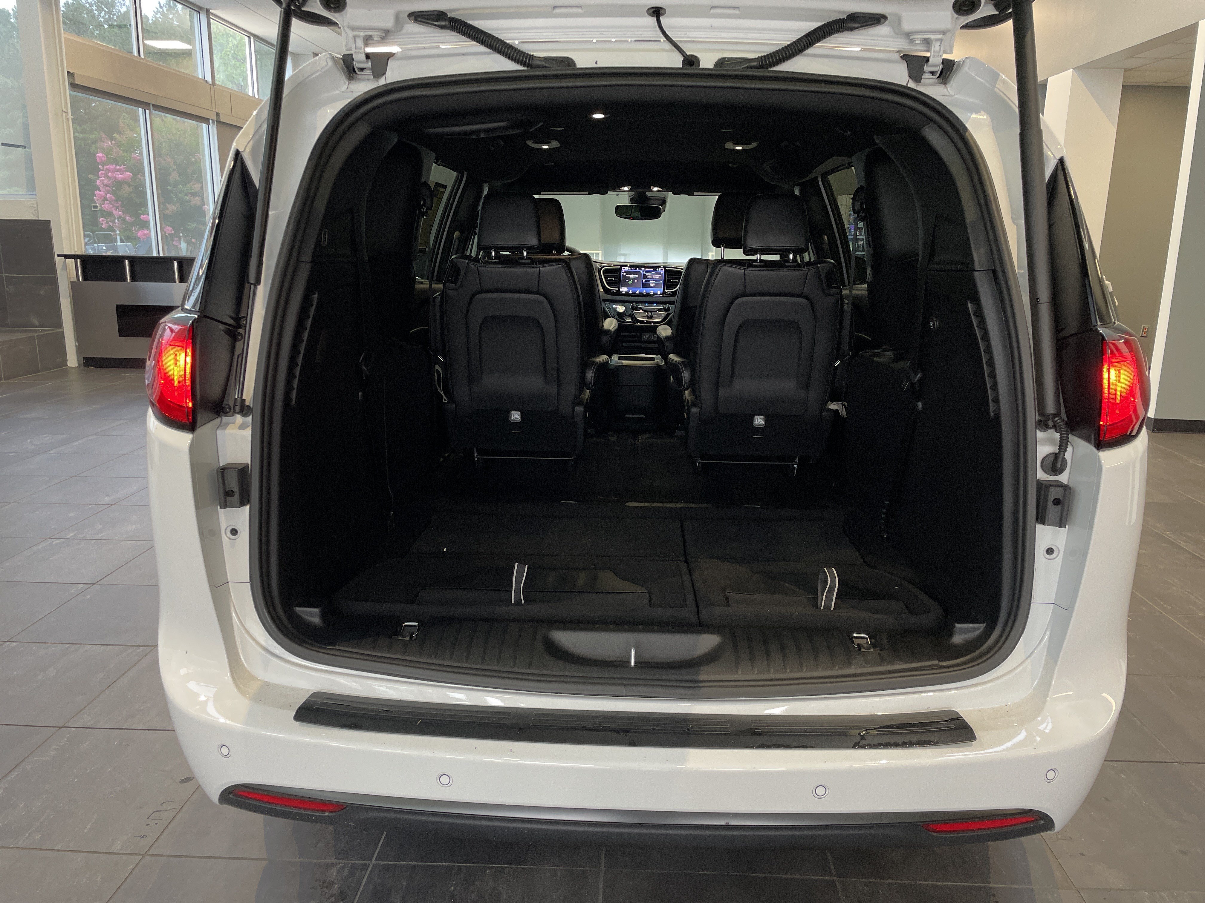 Used 2025 Chrysler Voyager LX FWD image 35
