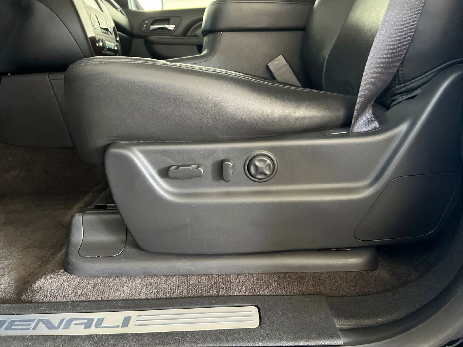 Used 2014 GMC Yukon XL Denali image 19