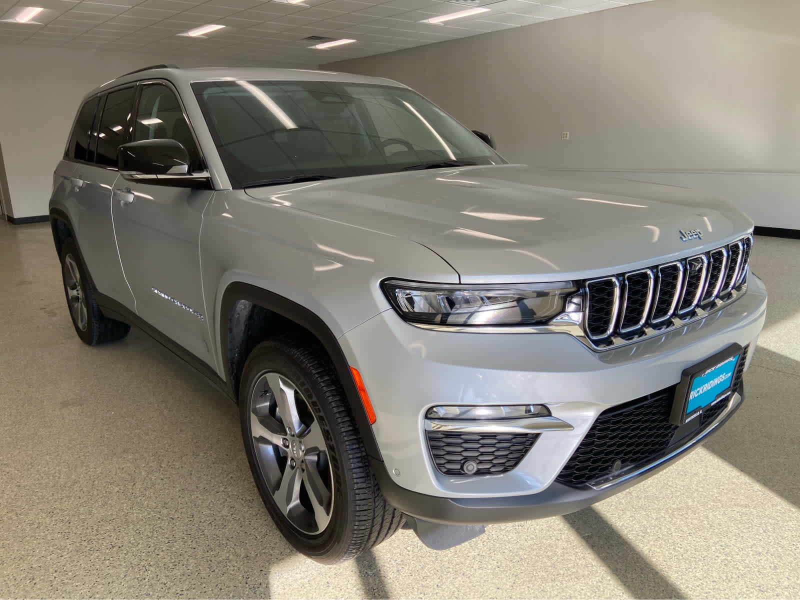 Used 2022 Jeep Grand Cherokee Limited 4xe w/ Rear Seat Video Group 1 image 4