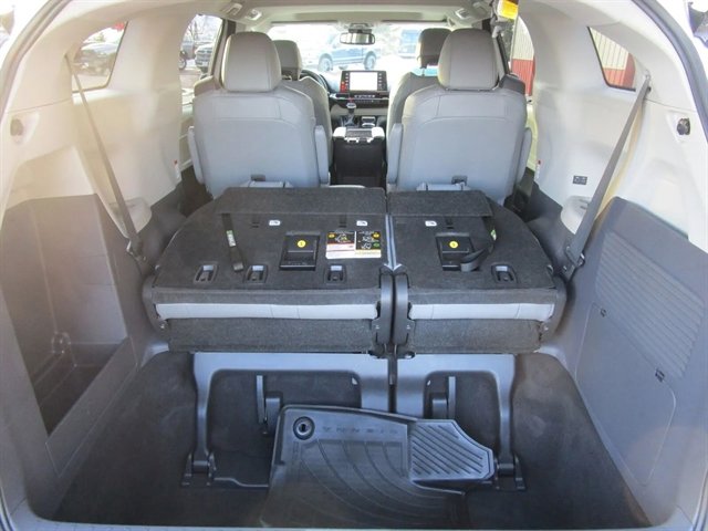 Used 2023 Toyota Sienna XLE AWD/4WD image 16