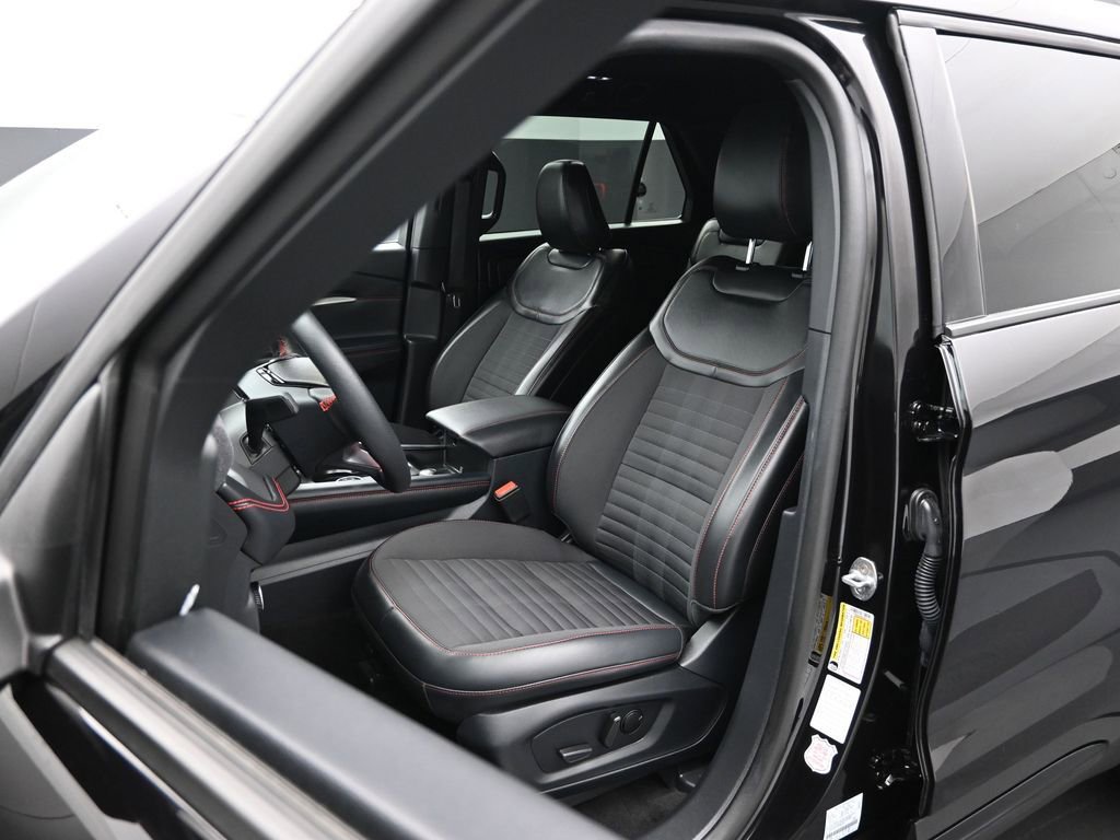 Used 2025 Ford Explorer ST-Line w/ ST-Line Street Pack image 9